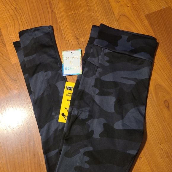 NWT Size 1x Camo Black And Gray Leggings By Cosmic Beauty - Picture 5 of 9